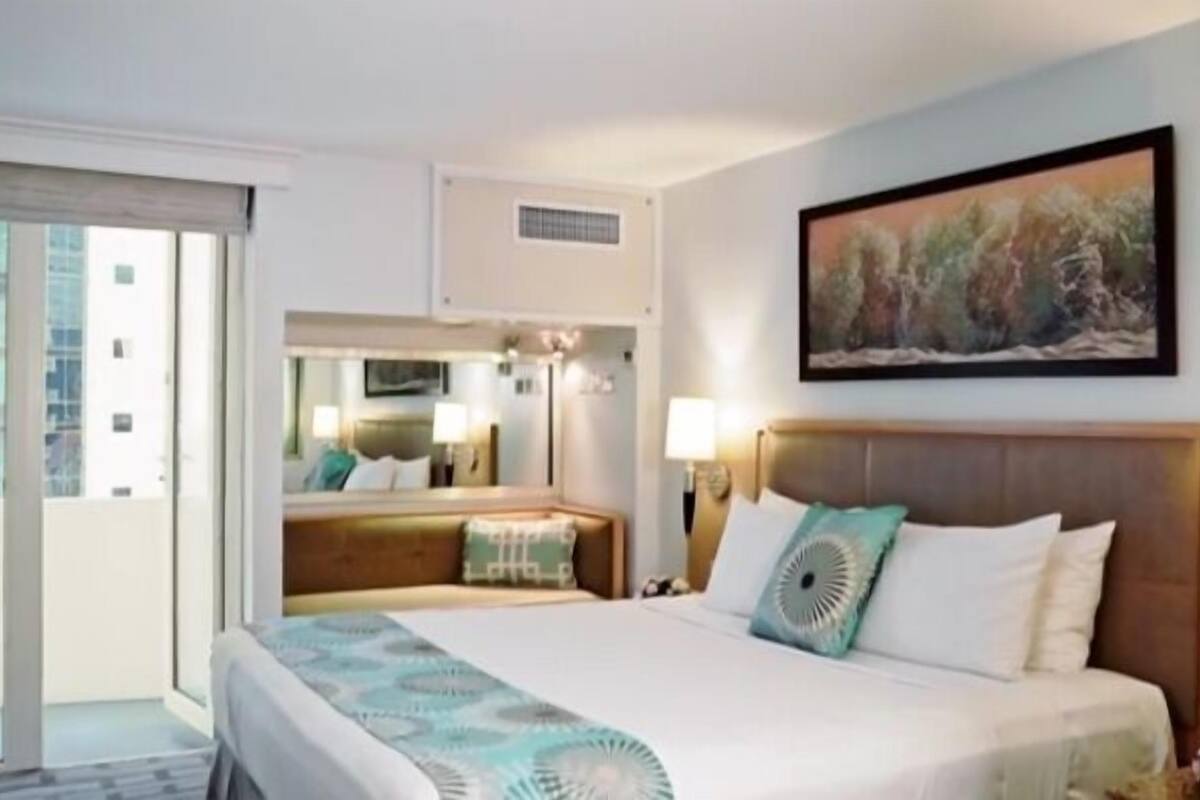 standard room, 1 king bed | premium bedding, minibar, in-room safe, desk