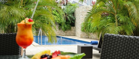 Piscina externa, funciona das 8h às 18h, guarda-sóis, espreguiçadeiras