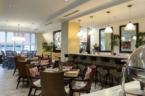 Free daily buffet breakfast - The Executive Hotel (Panama City)