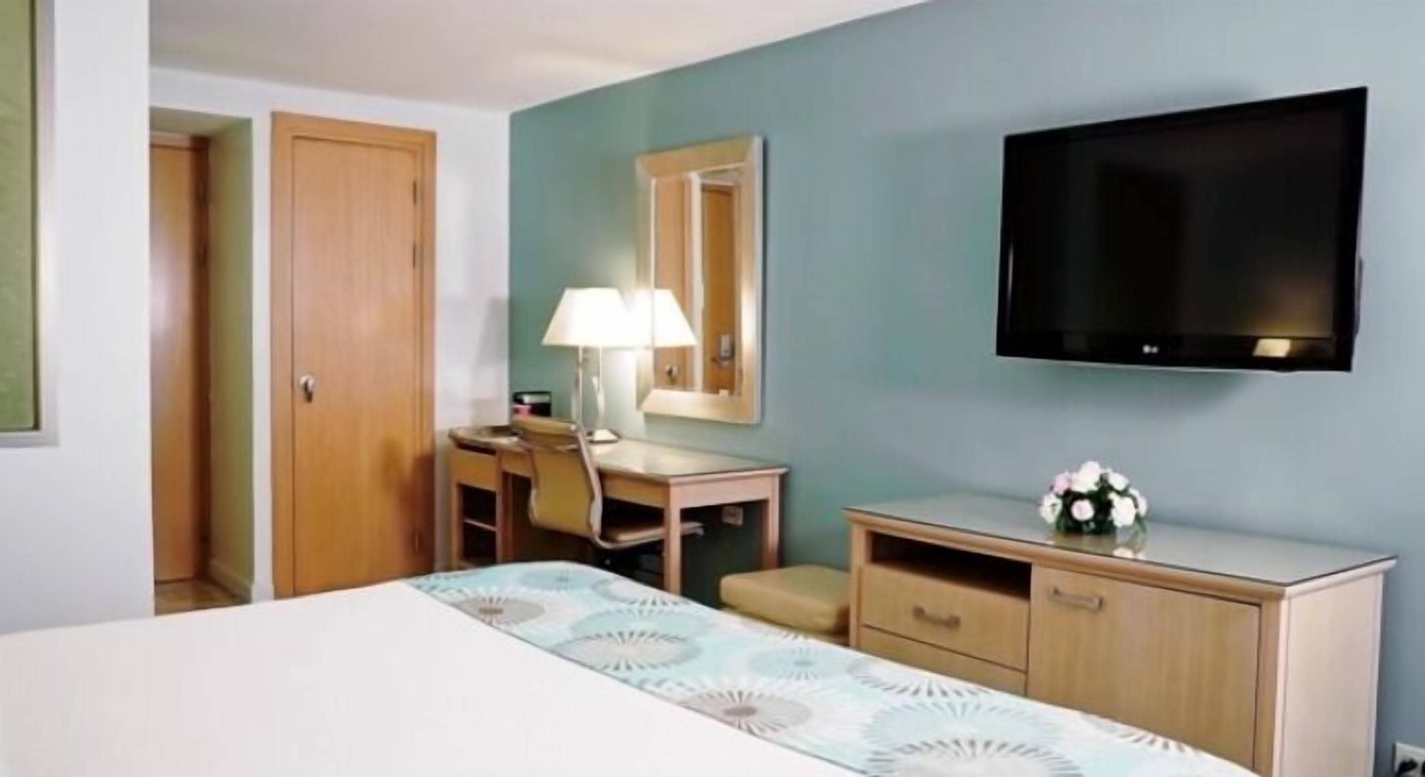 standard room, 1 king bed | premium bedding, minibar, in-room safe, desk