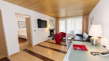 Grand Suite, Balcony, Mountain View | Living area