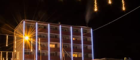 Fassade der Unterkunft – Abend/Nacht
