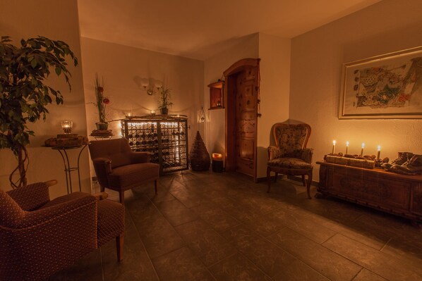 Una sala de estar acogedora con chimenea, una estantería y una mesa de comedor dispuesta para una comida.
