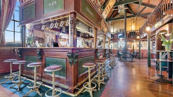 2 restaurants servant le petit déjeuner, spécialités Cuisine locale