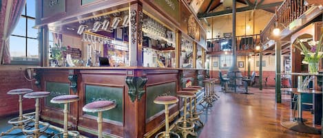 2 restaurants, servant le déjeuner et le souper; cuisine locale