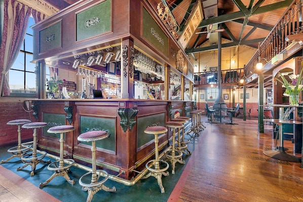 2 restaurants, servant le déjeuner et le souper; cuisine locale