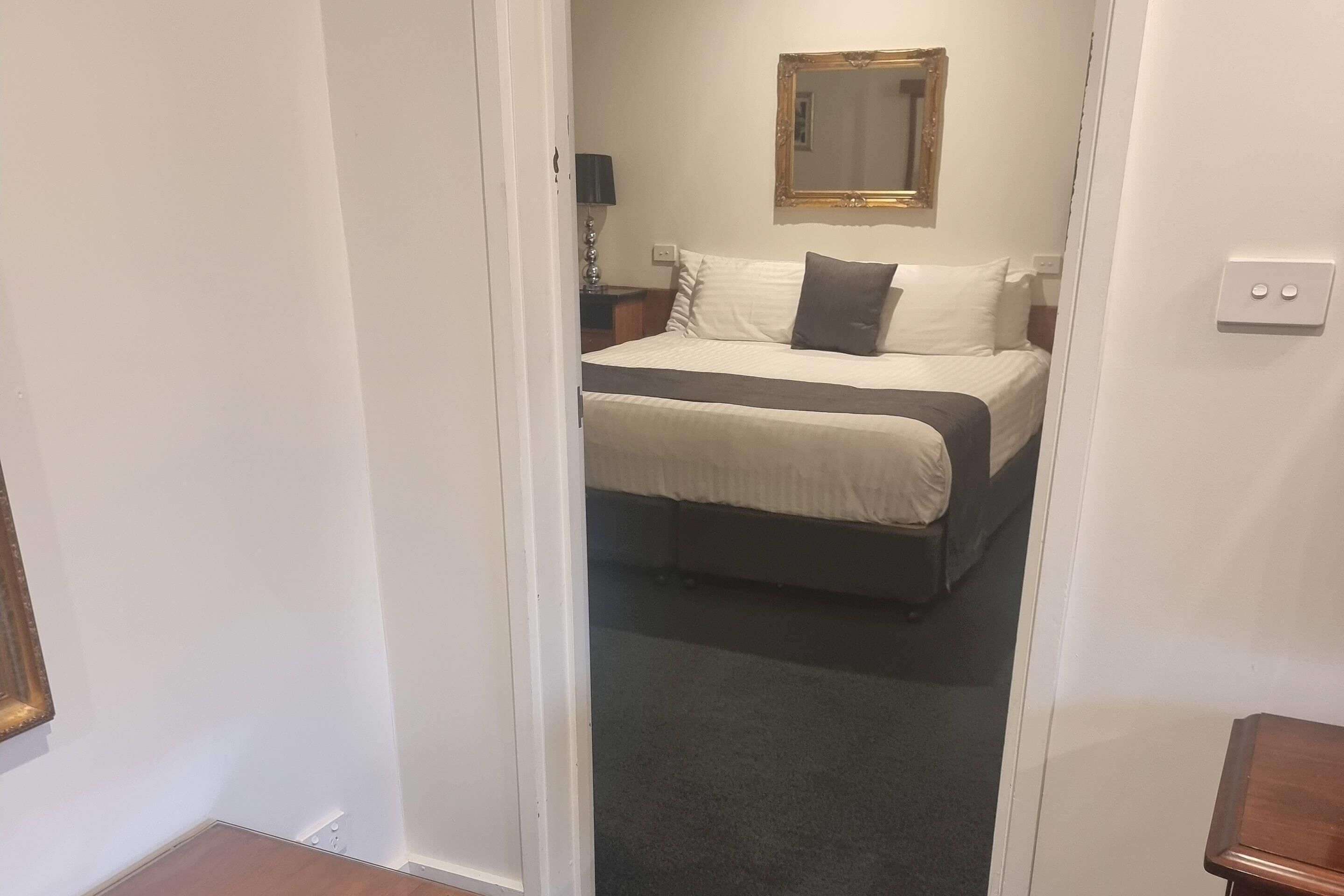 Suite, Mehrere Betten, Nichtraucher | Hochwertige Bettwaren, Minibar, Zimmersafe, individuell dekoriert