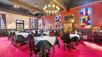 2 restaurants; breakfast and dinner served