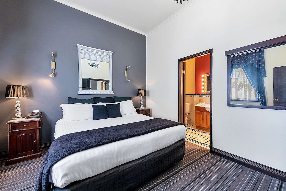 Suite, 1 letto king, non fumatori | Biancheria da letto di alta qualità, minibar, una cassaforte in camera