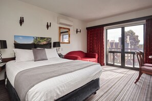 Habitació Deluxe, 1 llit de matrimoni | Roba de llit d'alta qualitat, minibar i caixa forta a l'habitació 