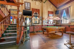 2 間餐廳；供應早餐、晚餐；本地菜