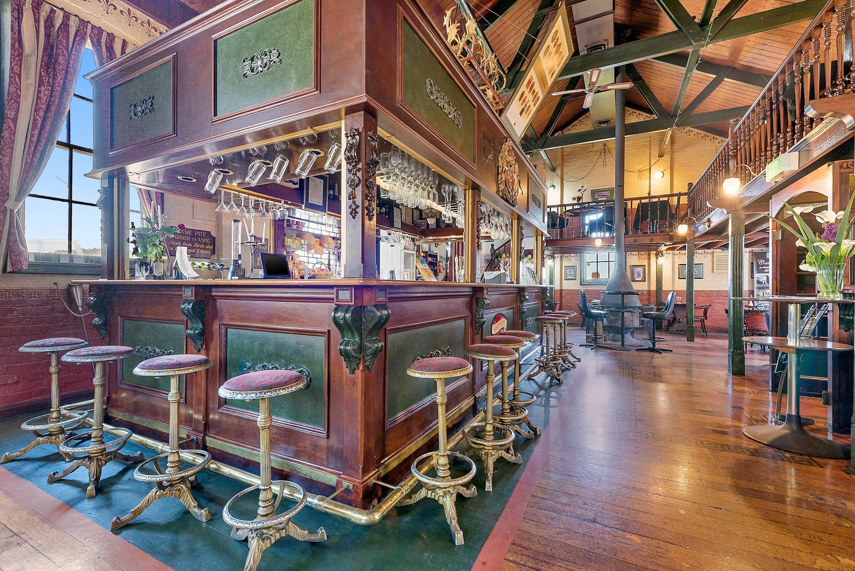 2 间餐厅，供应早餐和晚餐，地方菜