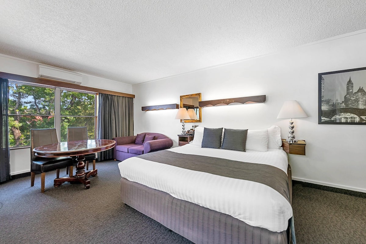 Business Room, 1 King Bed, Non Smoking | Premium bedding, minibar, in-room safe, individually decorated