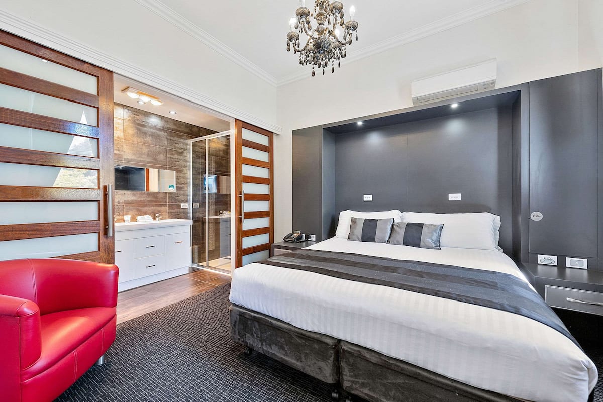 Appartamento, 1 letto king, non fumatori | Biancheria da letto di alta qualità, minibar, una cassaforte in camera
