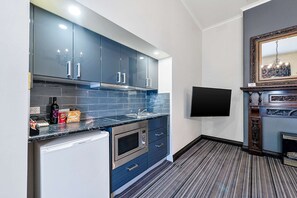 Suite, 1 très grand lit, non-fumeur | Literie de qualité, minibar, coffre-fort, décor unique