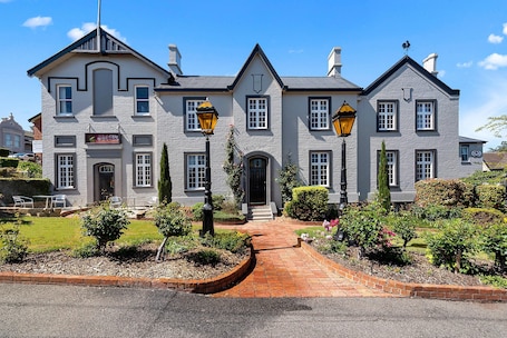 Exterior. Quality Hotel Colonial Launceston