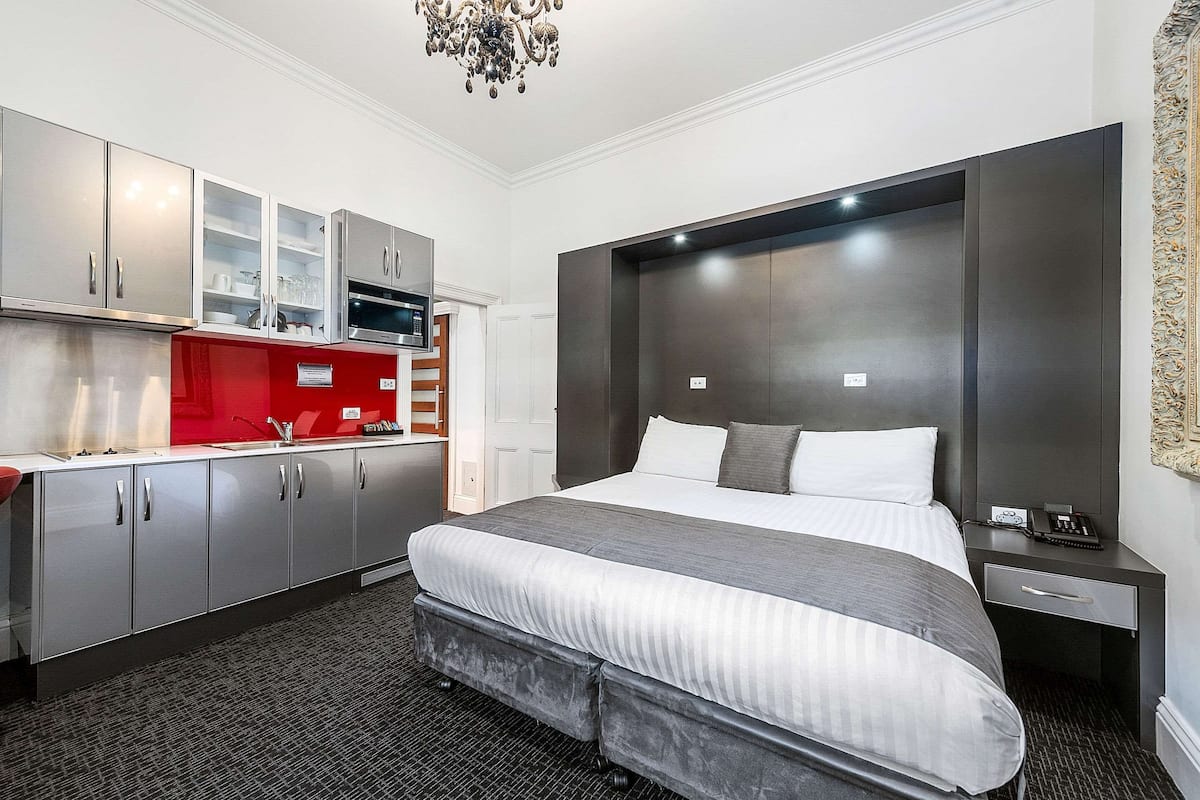 Appartamento, 1 letto king, non fumatori | Biancheria da letto di alta qualità, minibar, una cassaforte in camera