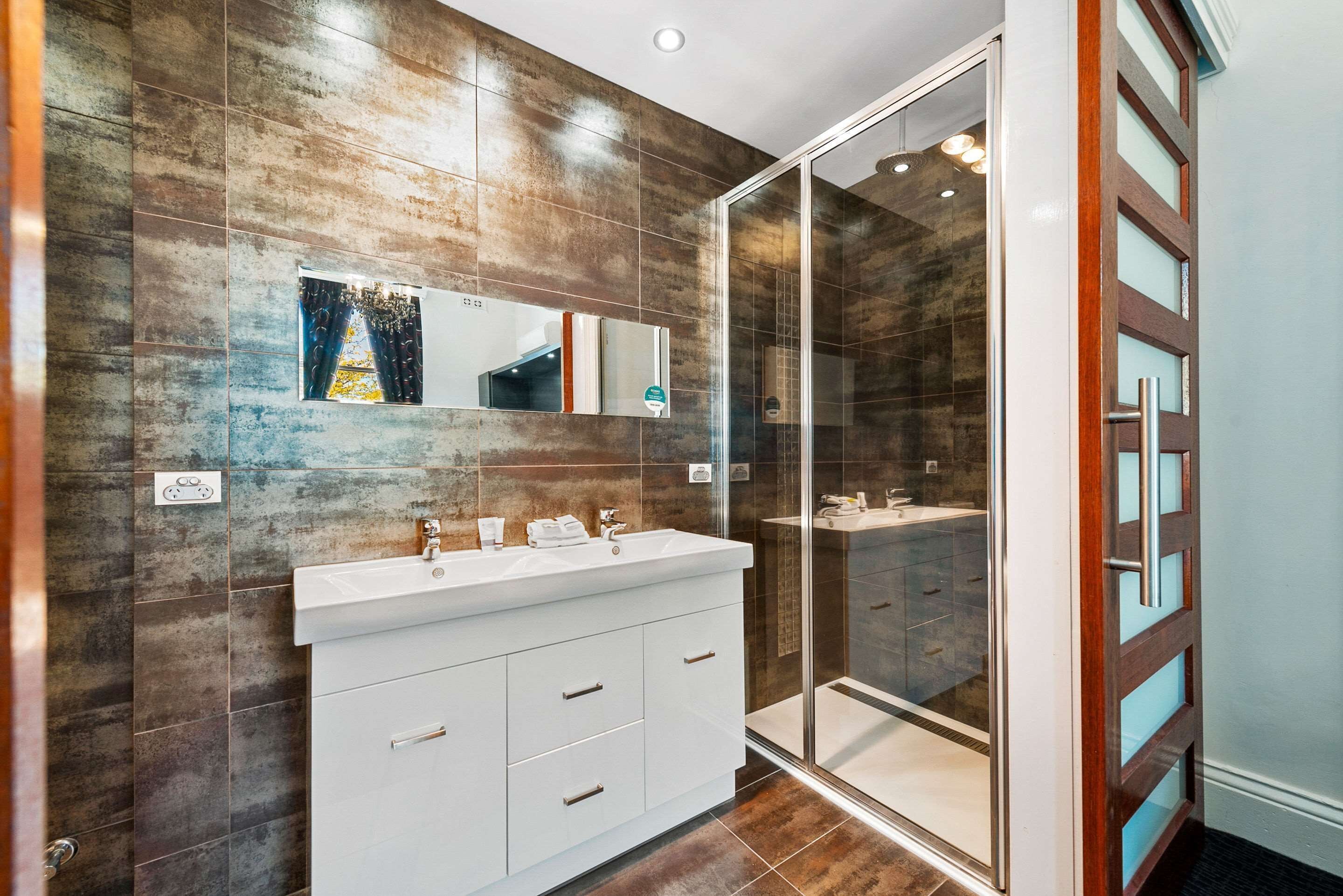 apartment, 1 king bed, non smoking | premium bedding, minibar, in-room safe, individually decorated