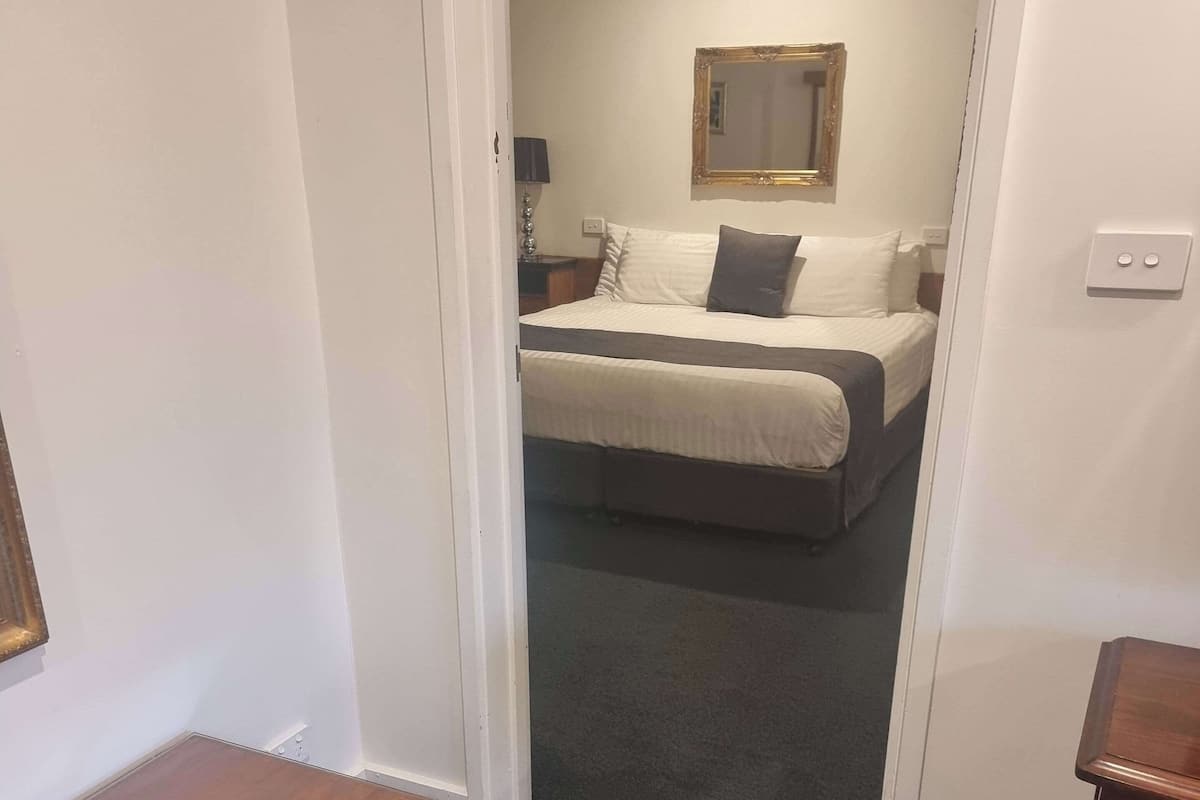 Suite, letti multipli, non fumatori | Biancheria da letto di alta qualità, minibar, una cassaforte in camera