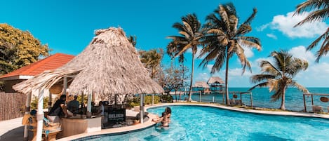 Una piscina al aire libre, sillones reclinables de piscina