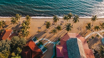 Trên bãi biển, cát trắng, khăn tắm biển, massage trên bãi biển