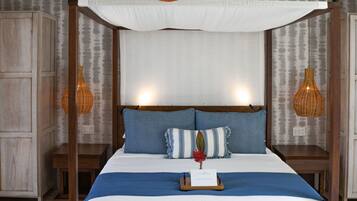 Deluxe Suites | Caja de seguridad en la habitación y cortinas blackout