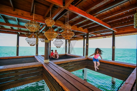 Bar de playa. The Lodge at Jaguar Reef