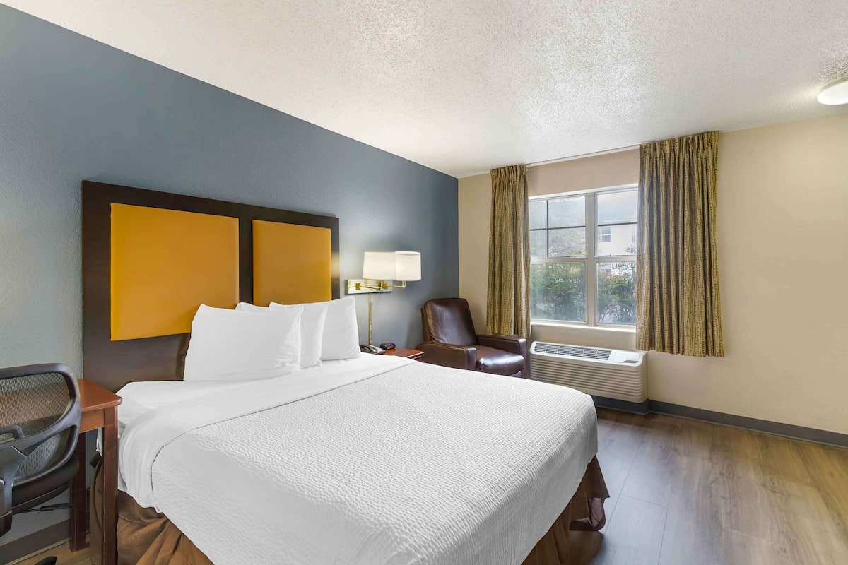 Studio, 1 Queen Bed, Accessible, Non Smoking | In-room safe, desk, iron/ironing board, free WiFi