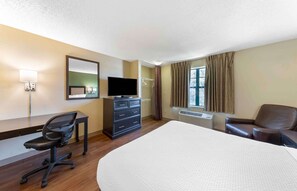 Hypo-allergenic bedding, desk, iron/ironing board, free WiFi - Extended Stay America Suites Los Angeles Valencia (Stevenson Ranch)