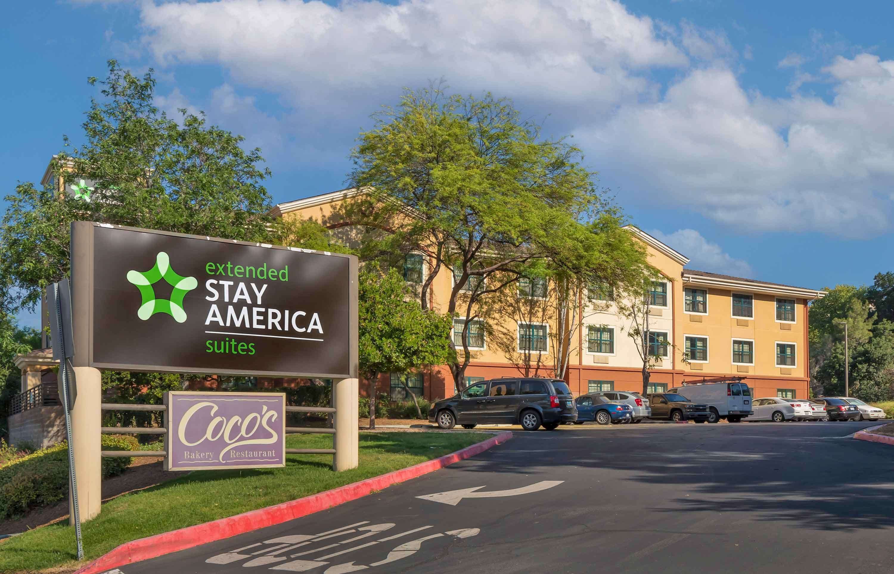 Une enseigne indiquant les suites de l’hôtel Extended Stay America, avec une enseigne du restaurant Coco’s Bakery en dessous.