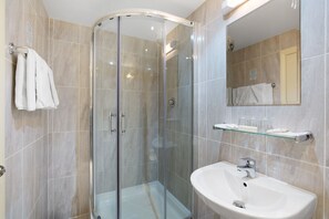 Shower, free toiletries, hair dryer, towels - Park Avenue Bayswater Inn Hyde Park (London)