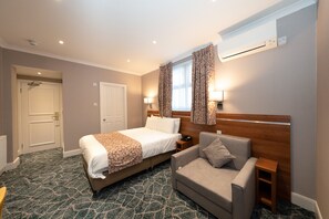 Hyde Park Club Room | In-room safe, desk, iron/ironing board, free WiFi