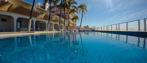 2 outdoor pools, pool loungers