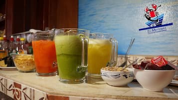 Daily cooked-to-order breakfast (MXN 250 per person)