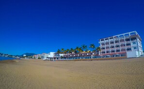 En la playa, playa de arena blanca, sombrillas y toallas de playa 