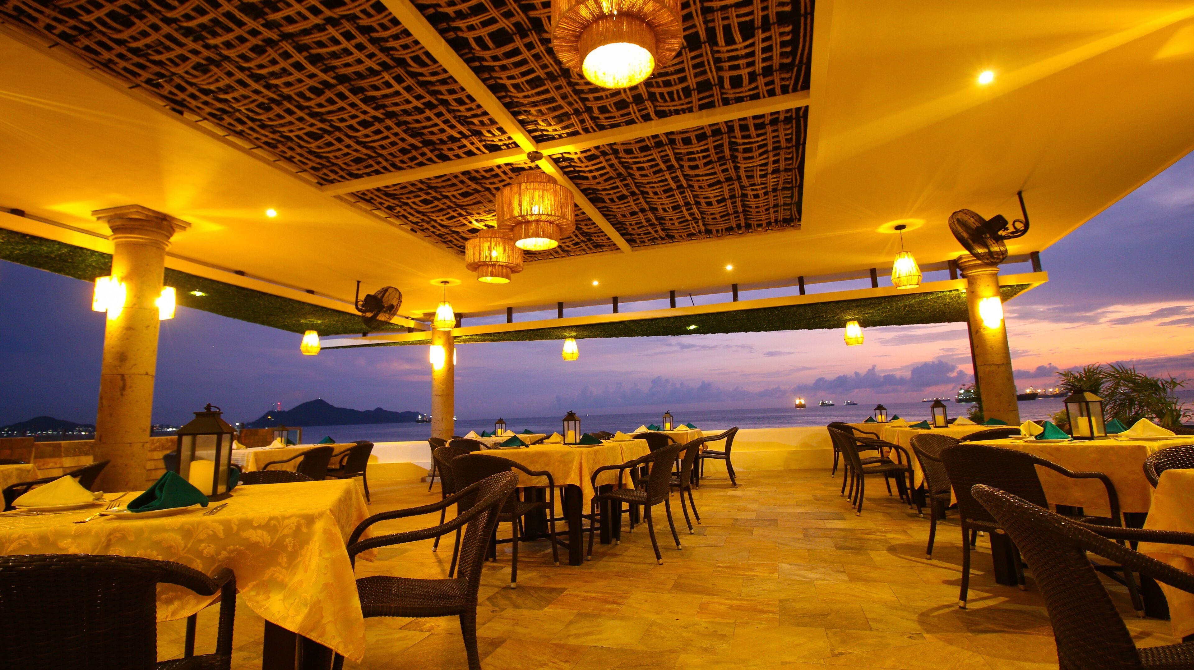 Se sirven comidas, cenas y cocina española 