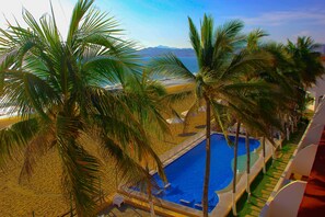 2 outdoor pools, sun loungers