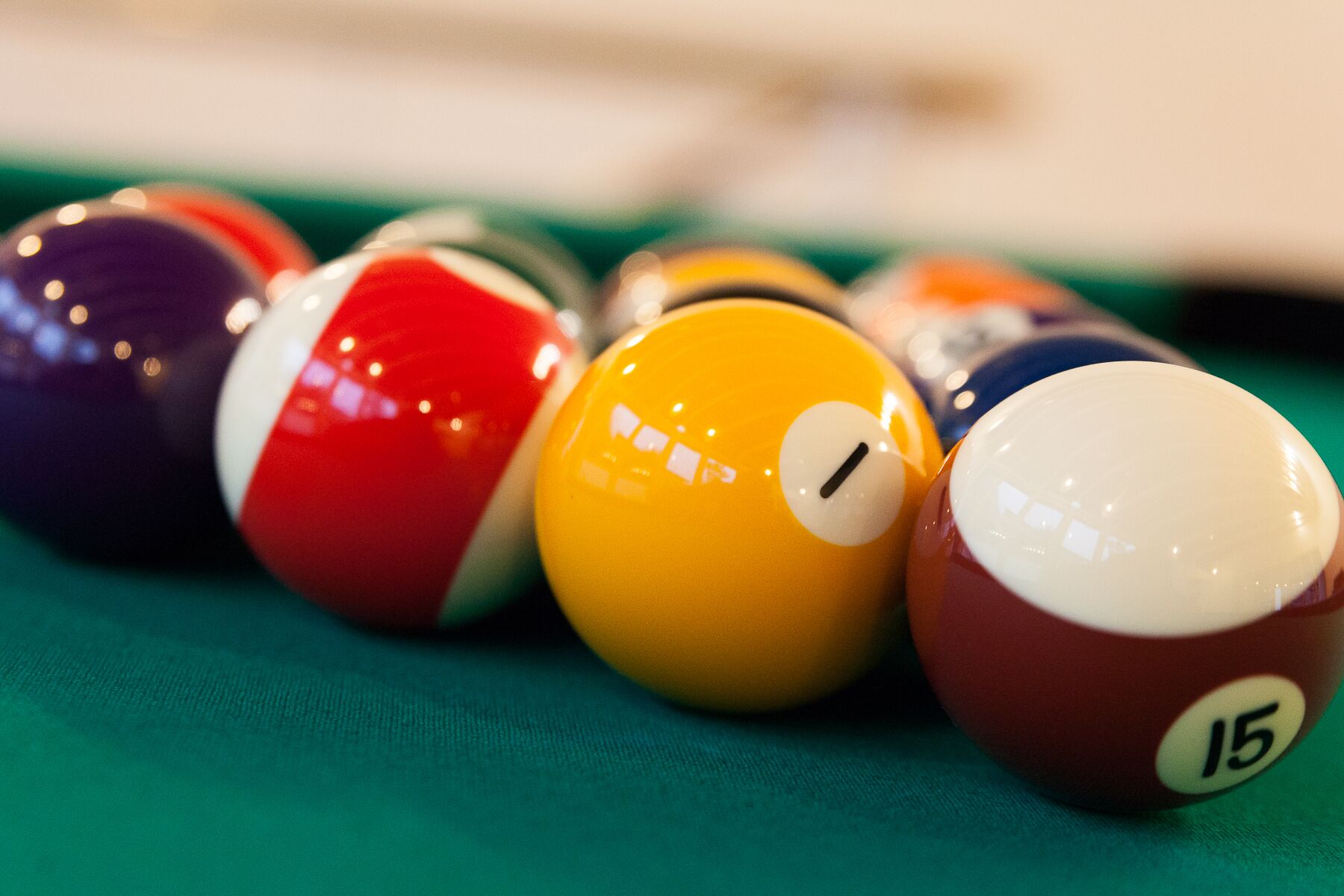 Primer plano de bolas de billar sobre una mesa de pool.