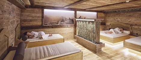 Parihoitohuone(ita), sauna, höyrysauna, vartalohoitoja, aromaterapiaa