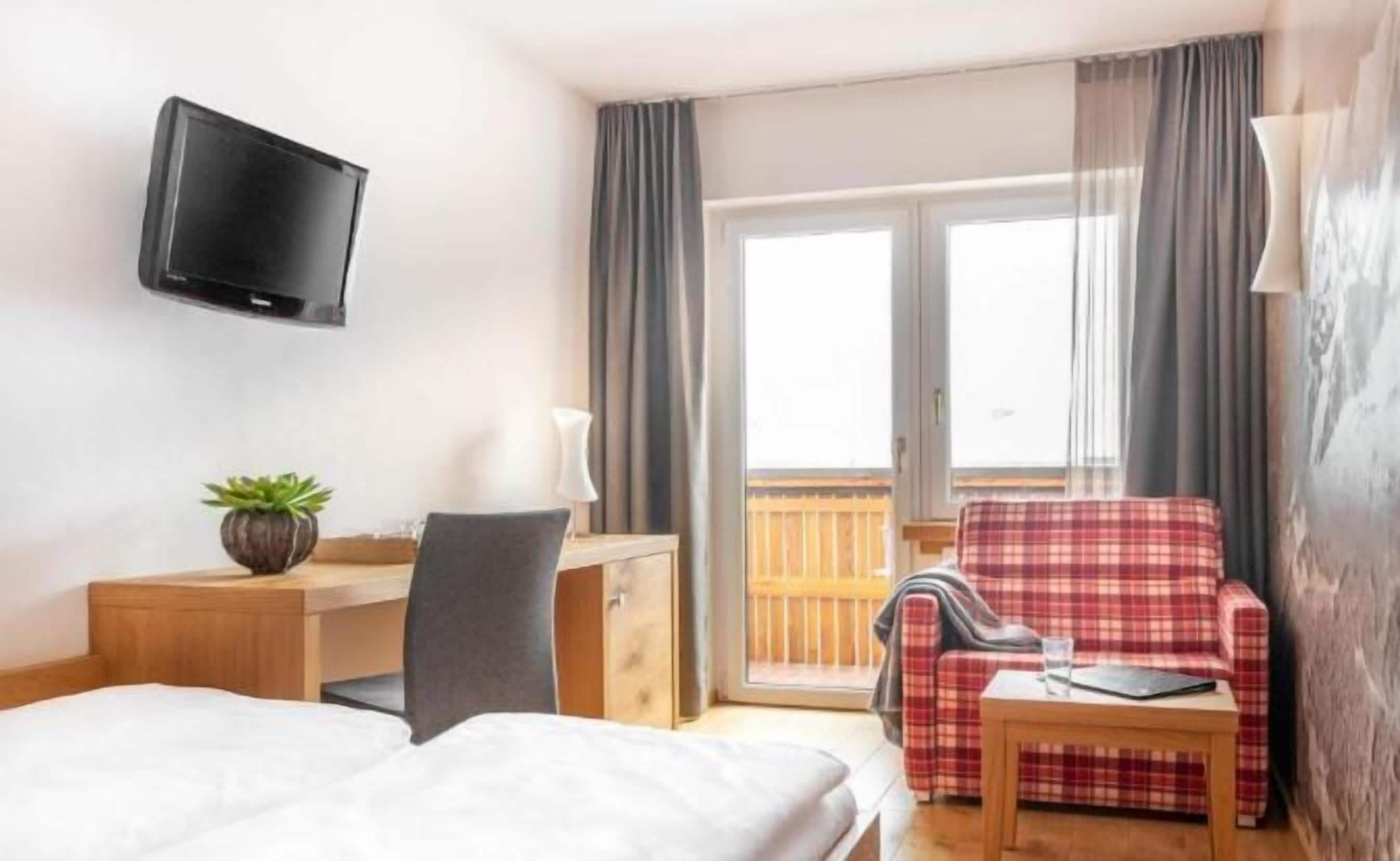 Room with Queensize bed | Peralatan tempat tidur premium, peti besi dalam bilik, meja 