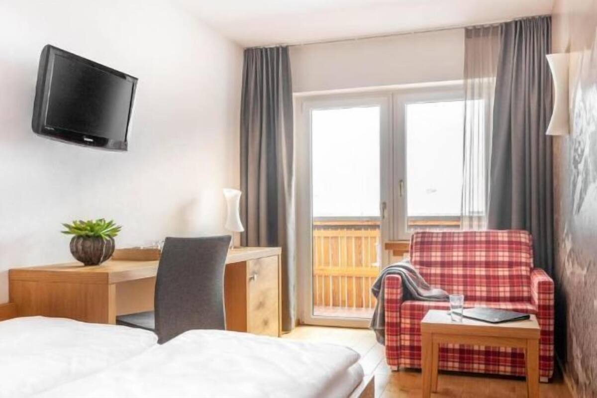 Room with Queensize bed | Sengetøy av topp kvalitet, safe på rommet, skrivebord og lydisolert
