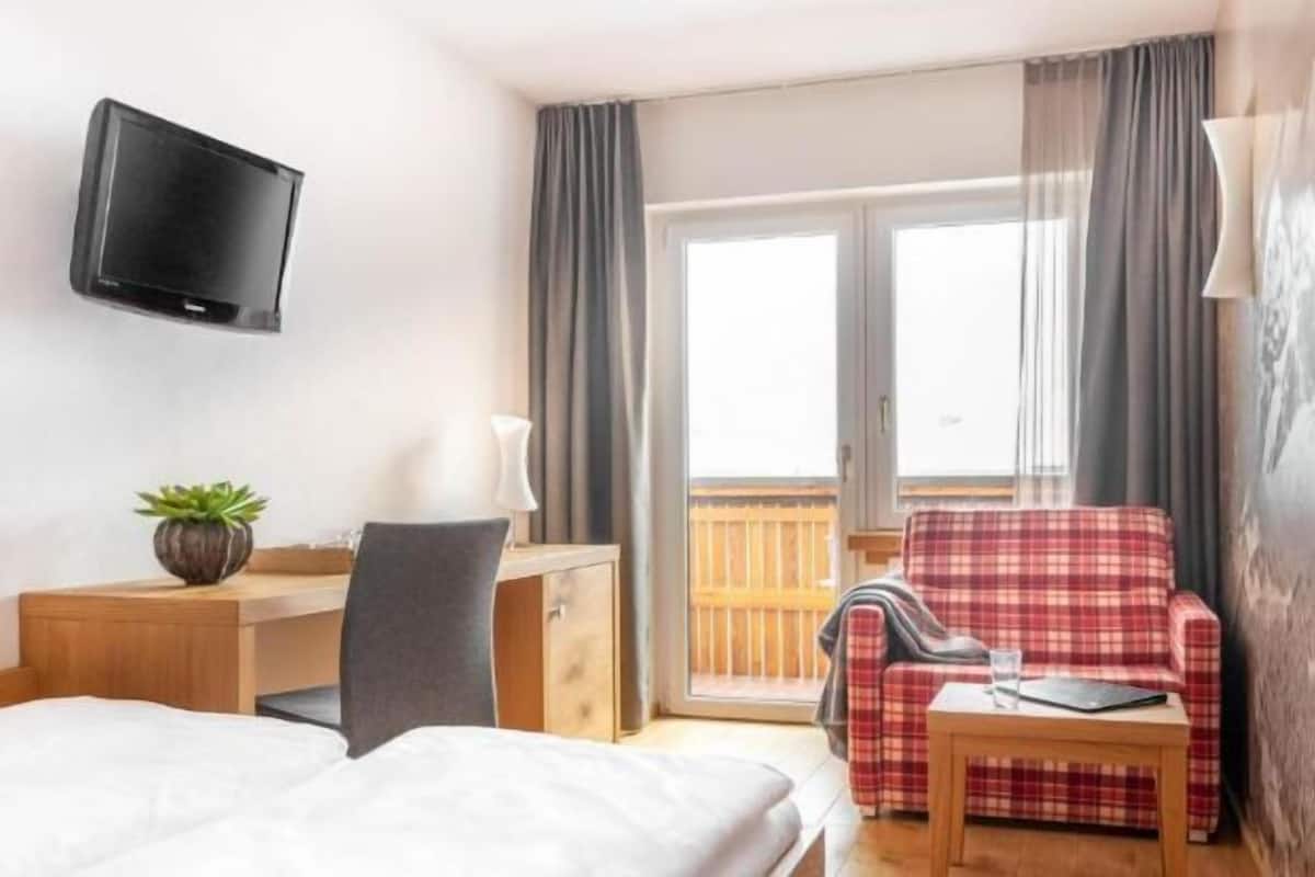 Room with Queensize bed | 1 slaapkamer, luxe beddengoed, een kluis op de kamer, een bureau