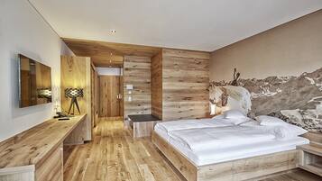 Habitación doble junior, balcón, vista a la montaña | 1 habitación y ropa de cama de alta calidad