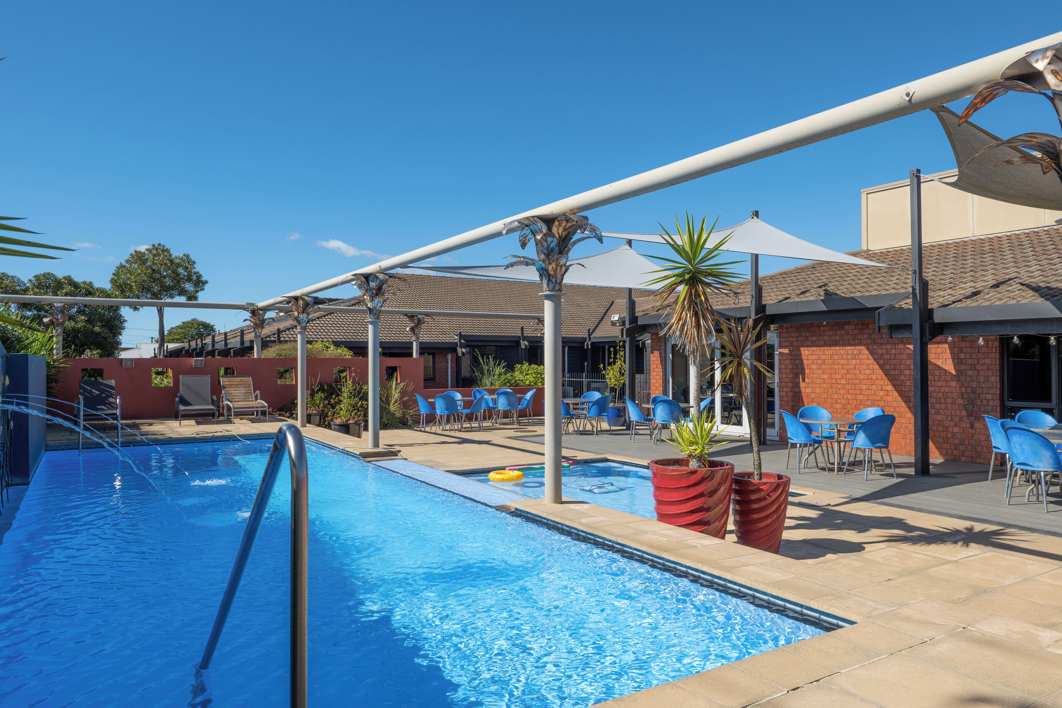 Kauden mukainen ulkouima-allas