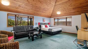 Superior King Spa | Egyptian cotton sheets, desk, soundproofing, iron/ironing board