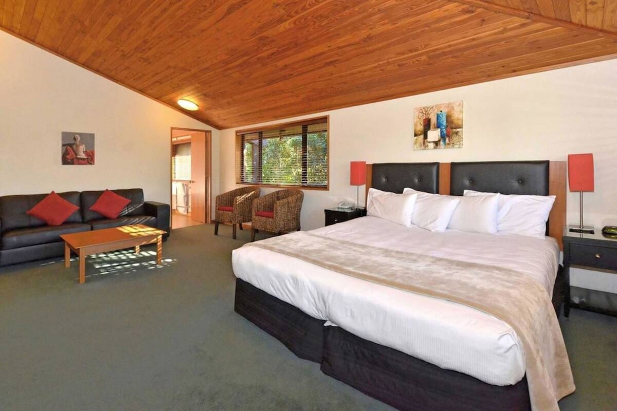 Egyptian cotton sheets, desk, soundproofing, iron/ironing board