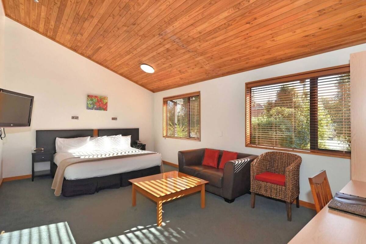 Egyptian cotton sheets, desk, soundproofing, iron/ironing board