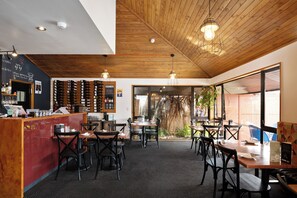 Petit déjeuner et dîner servis sur place