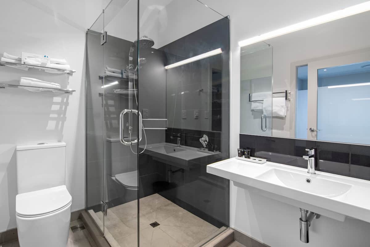 executive - queen | bathroom | combined shower/bathtub, free toiletries, hair dryer, towels