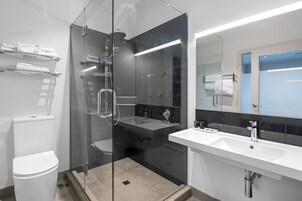 Bañera con ducha, artĂculos de tocador gratuitos, secador de pelo